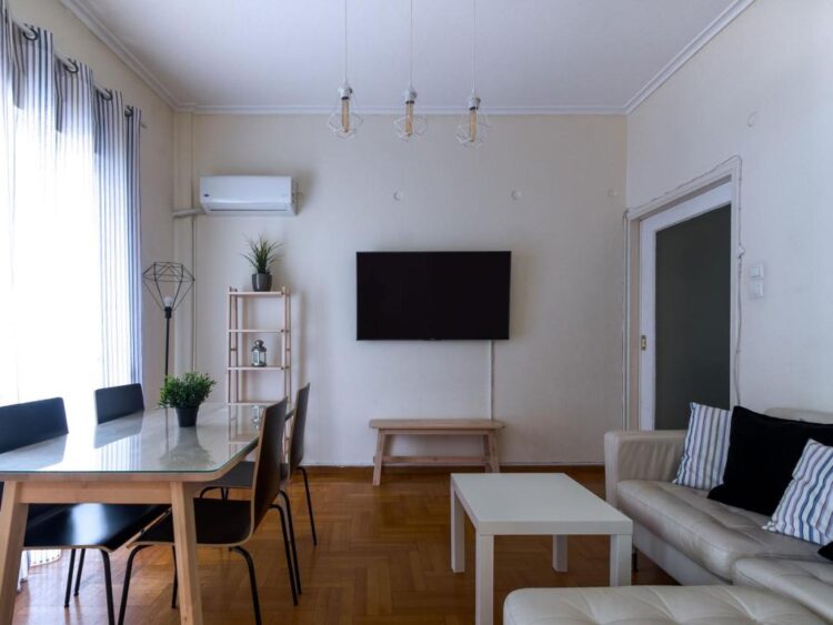 Beautiful 2 Bedroom Apartment Near Historic Center of Athens (R1010)
