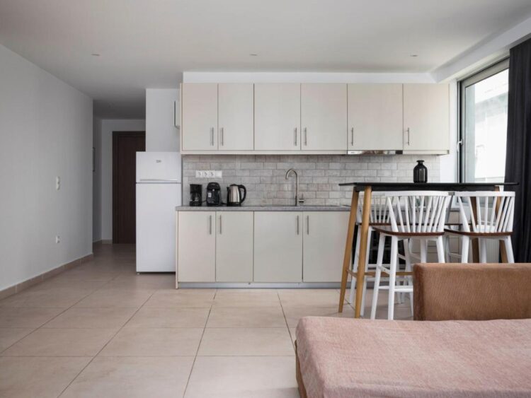 Athens Urban 2BD Apartment Next to Metro (R1017)