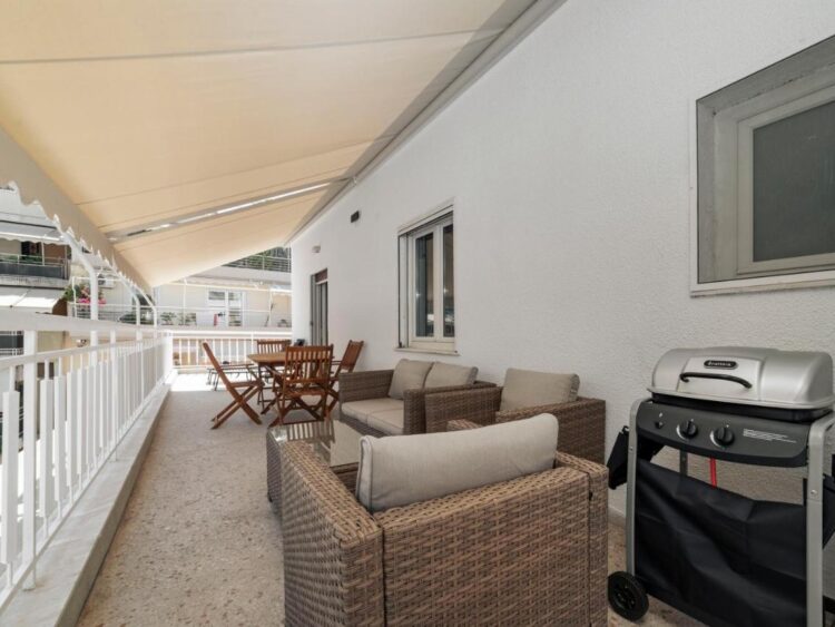 Skyline Penthouse 2BD Apartment Close to Metro Station (R1014)