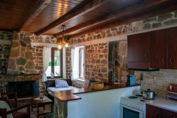 Stone Gem Cottage with 2 Bedrooms at the Mountain (R1013)