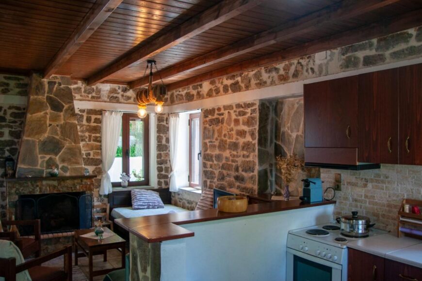 Stone Gem Cottage with 2 Bedrooms at the Mountain (R1013)