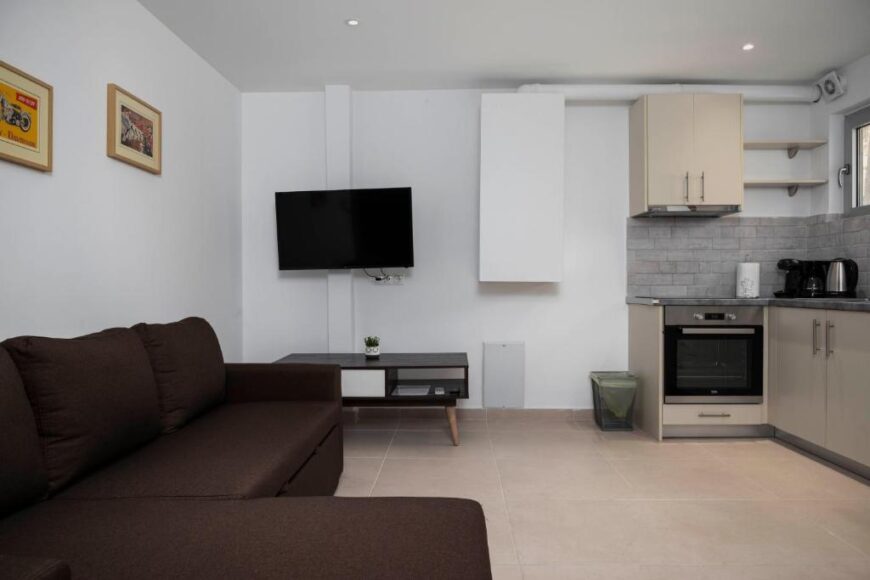 Sweet and Comfy 2BD Apartment Next to Metro and Archeological Museum (R1016)